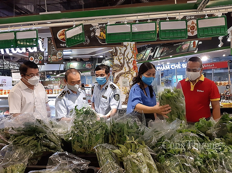 Sáng ngày 19/7, Sở Công Thương Hà Nội tổ chức đoàn kiểm tra công tác phòng dịch Covid-19 cũng như việc đảm bảo nguồn cung hàng hóa tại các chợ và siêu thị.
