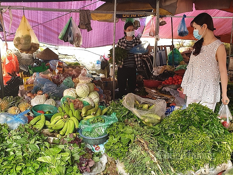 Nguồn cung thực phẩm rau xanh tại chợ Trung Hòa (Cầu Giấy) dồi dào