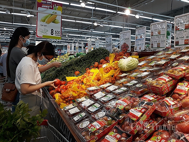 Người tiêu dùng mua hàng hóa tại siêu thị Big C Thăng Long