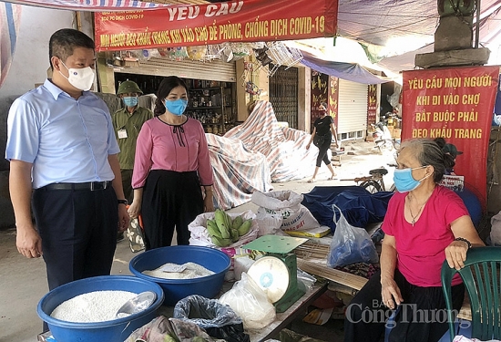 Hà Nội: Chợ truyền thống chỉ bán hàng thiết yếu