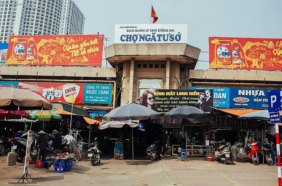 Chợ Ngã Tư Sở thuộc địa bàn giáp ranh hai phường Ngã Tư Sở và Thịnh Quang (quận Đống Đa)