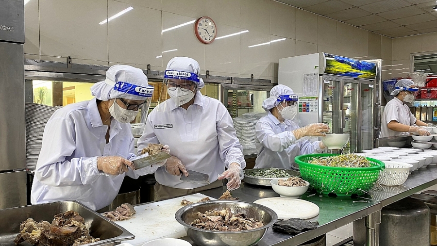Nhân viên làm việc tại nhà máy chuẩn bị bữa ăn