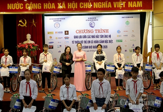 Trao tặng hơn 500 suất quà cho trẻ em có hoàn cảnh khó khăn trên địa bàn TP Hà Nội