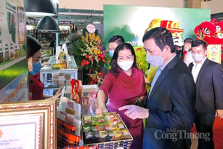 Các đại biểu thăm quan Điểm giới thiệu và bán sản phẩm OCOP trên địa bàn quận Hoàn Kiếm