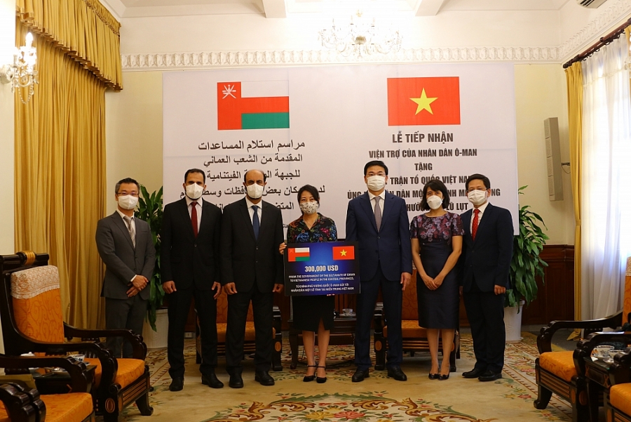 Ngài Đại sứ Oman trao hỗ trợ tượng trưng 300.000 USD cho Đại diện Ủy ban Trung ương Mặt trận Tổ quốc Việt Nam.