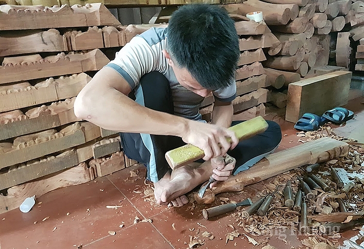 các hộ sản xuất kinh doanh nghề gỗ tại Hữu Bằng đang hối hả sản xuất trả nợ đơn hàng cuối năm cũng như đón đơn hàng cho năm mới.