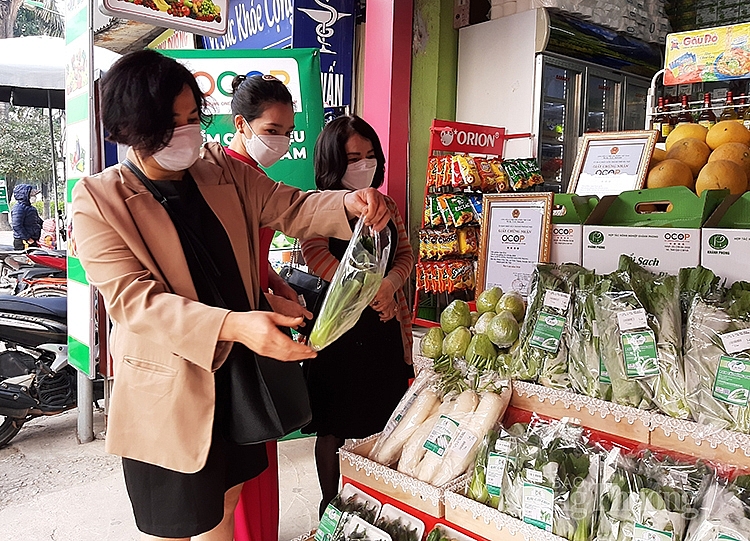 Người tiêu dùng mua sắm sản phẩm Điểm giới thiệu và bán sản phẩm OCOP huyện Mê Linh