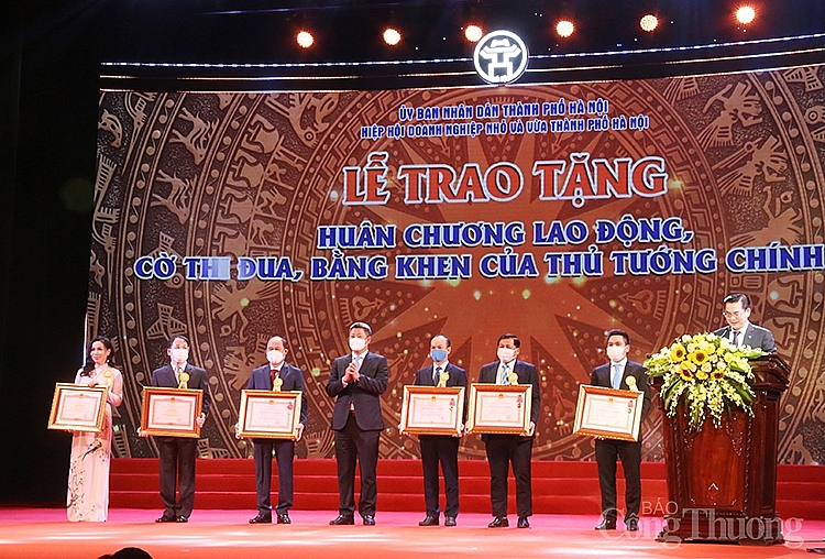 Ông Nguyễn Mạnh Quyền- Phó chủ tịch UBND TP Hà Nội trao tặng huân chương lao động, cờ thi đua, bằng khen của Thủ tướng cho 6 đơn vị