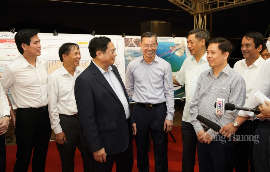 Thủ tướng thị sát hiện trường dự án cao tốc Hoà Bình - Mộc Châu
