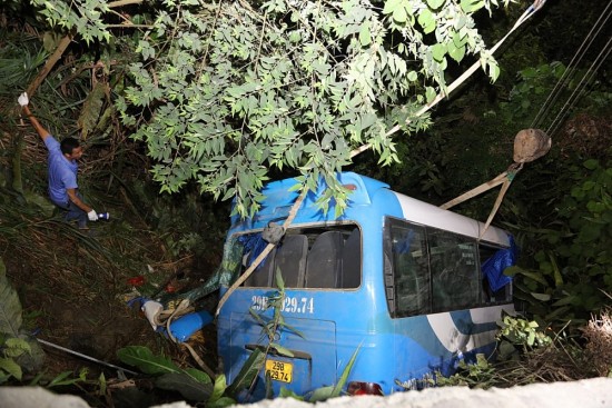 Ô tô chở 30 người du lịch Tam Đảo bị mất lái, rơi xuống vực