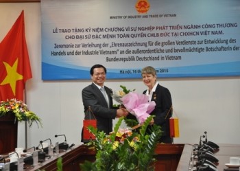 Bộ trưởng Vũ Huy Hoàng trao Kỷ niệm chương cho Đại sứ Đức tại Việt Nam