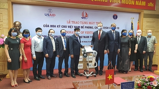Hoa Kỳ trao tặng máy thở cho Việt Nam nhằm hỗ trợ ứng phó đại dịch Covid-19