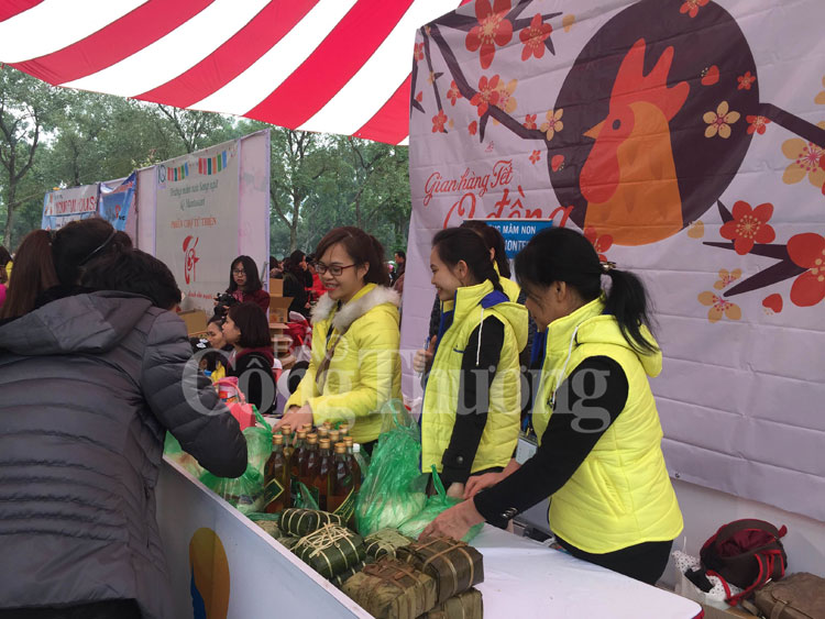Phiên chợ Tết 0 đồng dành cho người nghèo lần đầu tiên tổ chức tại Hà Nội