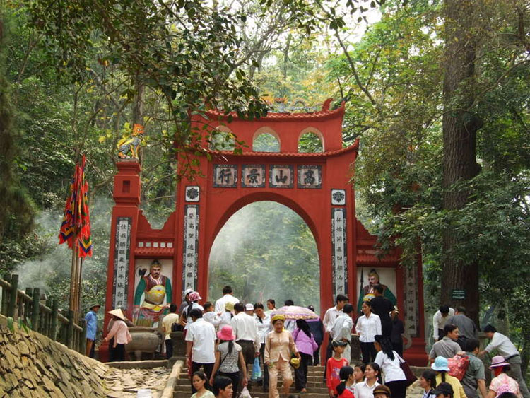 Hơn 10.000 người dâng hương tại Khu di tích Đền Hùng