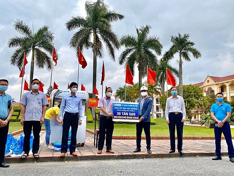 Hòa Bình ủng hộ 30 tấn gạo, chung tay xây dựng cây ATM gạo giúp đỡ đồng bào tại Hải Dương