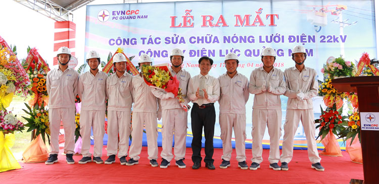 PC Quảng Nam triển khai hiệu quả công tác sửa chữa nóng lưới điện