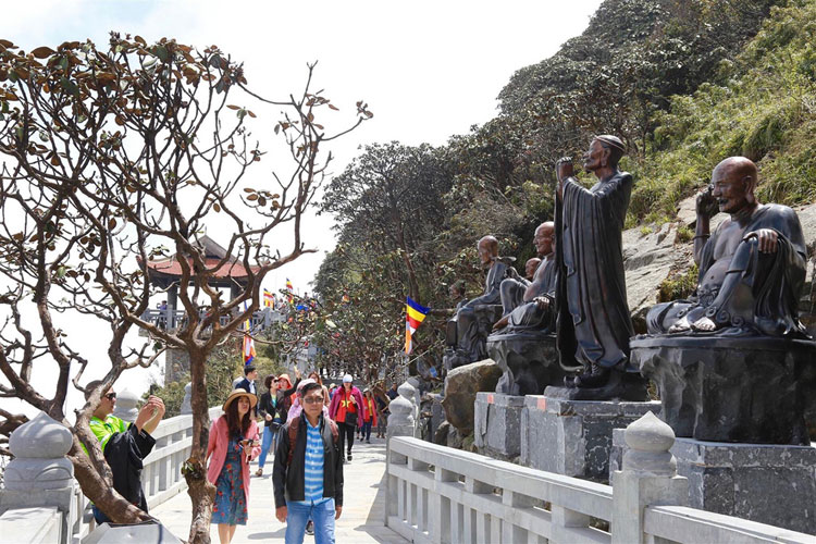 Giảm giá vé cáp treo cho cư dân 6 tỉnh Tây Bắc, Sun World Fansipan Legend hút khách