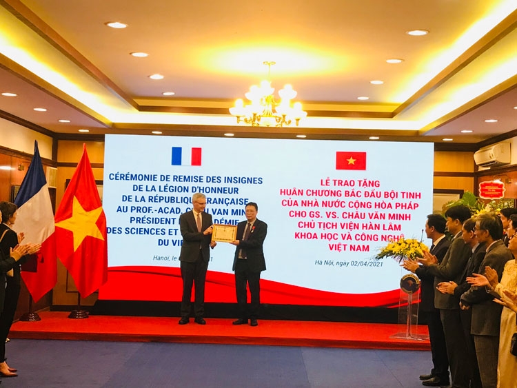 Nhà khoa học trong lĩnh vực tự nhiên và công nghệ đầu tiên của Việt Nam được Pháp trao tặng Huân chương Bắc Đẩu Bội tinh