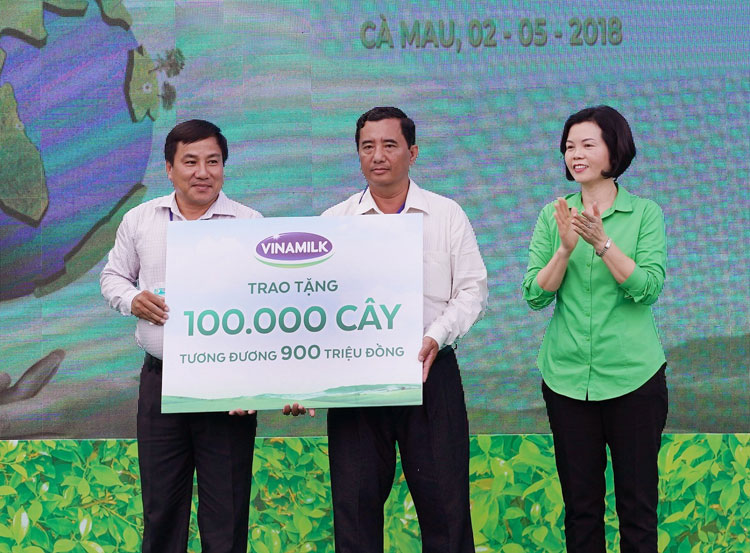 Vinamilk trồng gần 100 ngàn cây xanh và trao tặng 66.000 ly sữa tại tỉnh Cà Mau