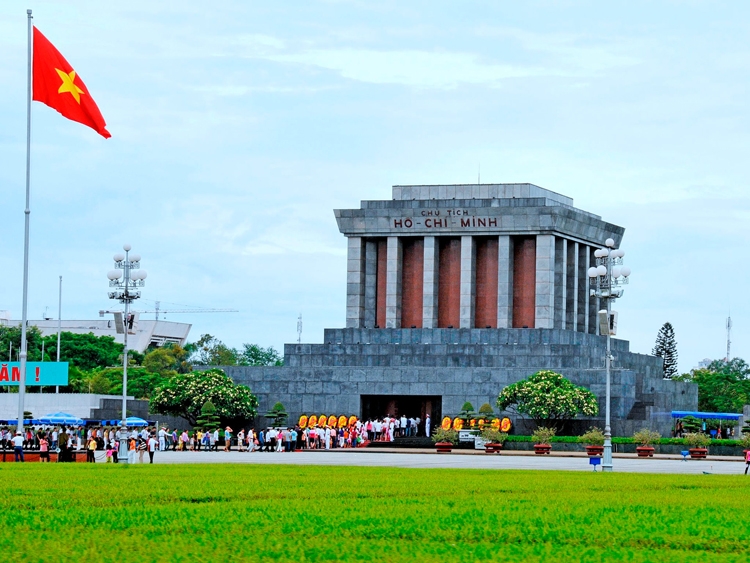 Người dân cả nước về Lăng viếng Chủ tịch Hồ Chí Minh