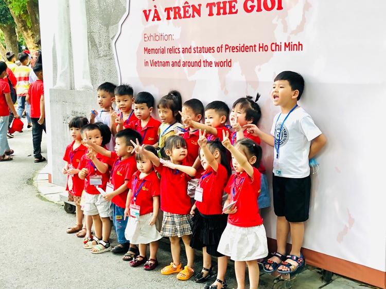 Người dân cả nước về Lăng viếng Chủ tịch Hồ Chí Minh