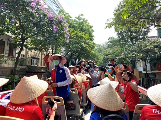 Đội tuyển cầu mây Thái Lan thăm quan Hà Nội bằng xe buýt 2 tầng