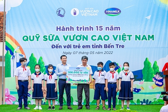 Quỹ sữa Vươn cao Việt Nam và Vinamilk trao tặng 1,9 triệu ly sữa cho 21.000 trẻ em năm 2022