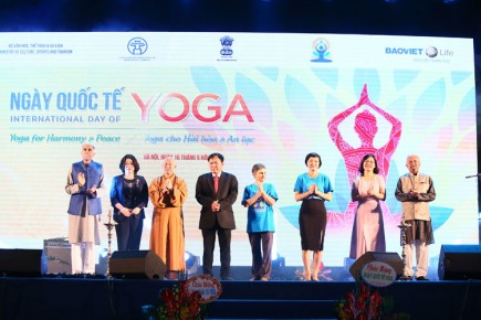 8.000 người tham gia đồng diễn trong Ngày quốc tế Yoga tại Việt Nam