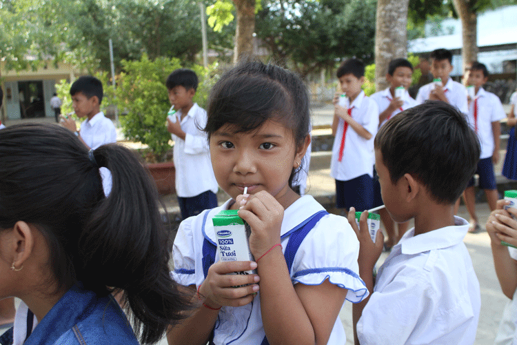 Gần 55.000 trẻ em tỉnh Trà Vinh được uống sữa học đường