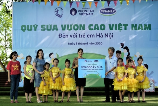Hơn 1.300 trẻ em Hà Nội được chăm sóc dinh dưỡng từ Vinamilk và Quỹ sữa vươn cao Việt Nam