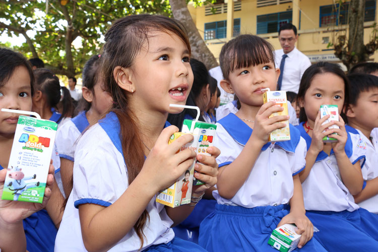 Vinamilk và 76.500 ly sữa nhân ái tới trẻ em tỉnh Vĩnh Long