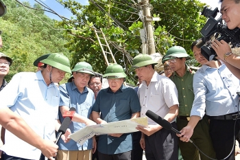 Phó Thủ tướng Trịnh Đình Dũng kiểm tra, chỉ đạo xử lý tình trạng sạt lở khẩn cấp ở Hòa Bình