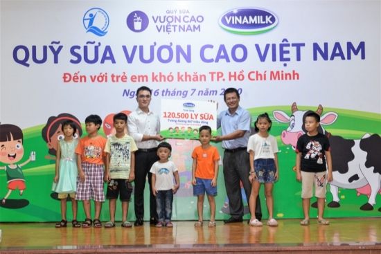 Quỹ sữa vươn cao Việt Nam và Vinamilk tặng 120.500 ly sữa cho trẻ em khó khăn tại TP.HCM