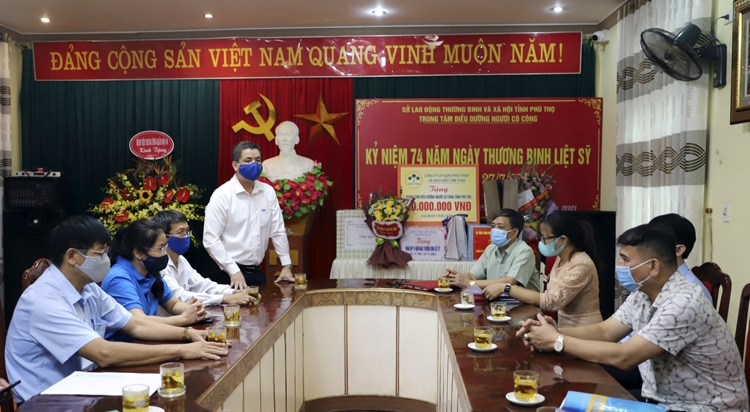 Supe Lâm Thao thăm, tặng quà Trung tâm Điều dưỡng Người có công tỉnh Phú Thọ