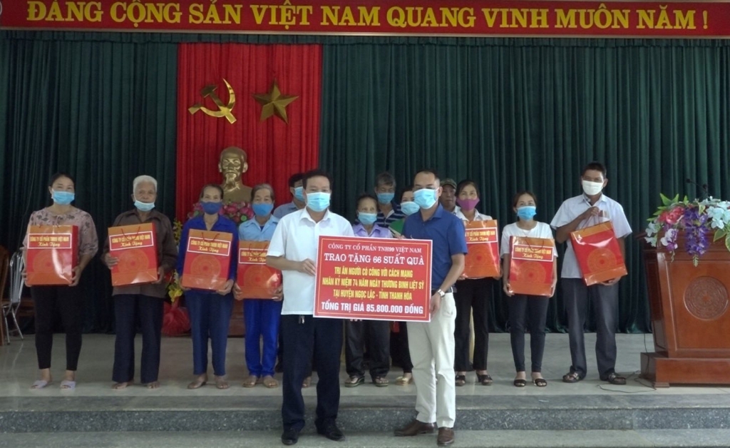Đại diện THN99 tặng quà tri ân tại Hà Tĩnh