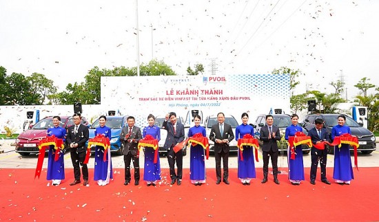 Khánh thành trạm sạc xe điện VinFast đầu tiên tại cửa hàng xăng dầu PV OIL