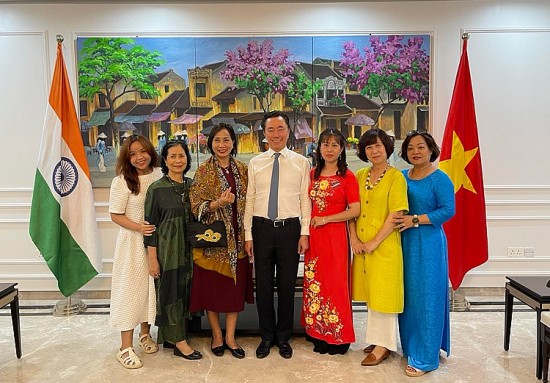 Đoàn doanh nghiệp Việt Nam dự Hội chợ tơ lụa quốc tế Ấn Độ lần thứ 11