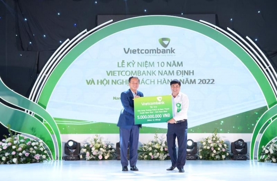 Ngân hàng TMCP Ngoại thương Việt Nam trao 5 tỷ đồng hỗ trợ kinh phí xây trường học tại Nam Định