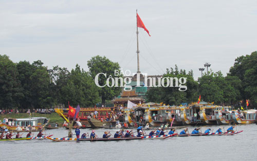 Sôi động giải đua thuyền truyền thống trên sông Hương