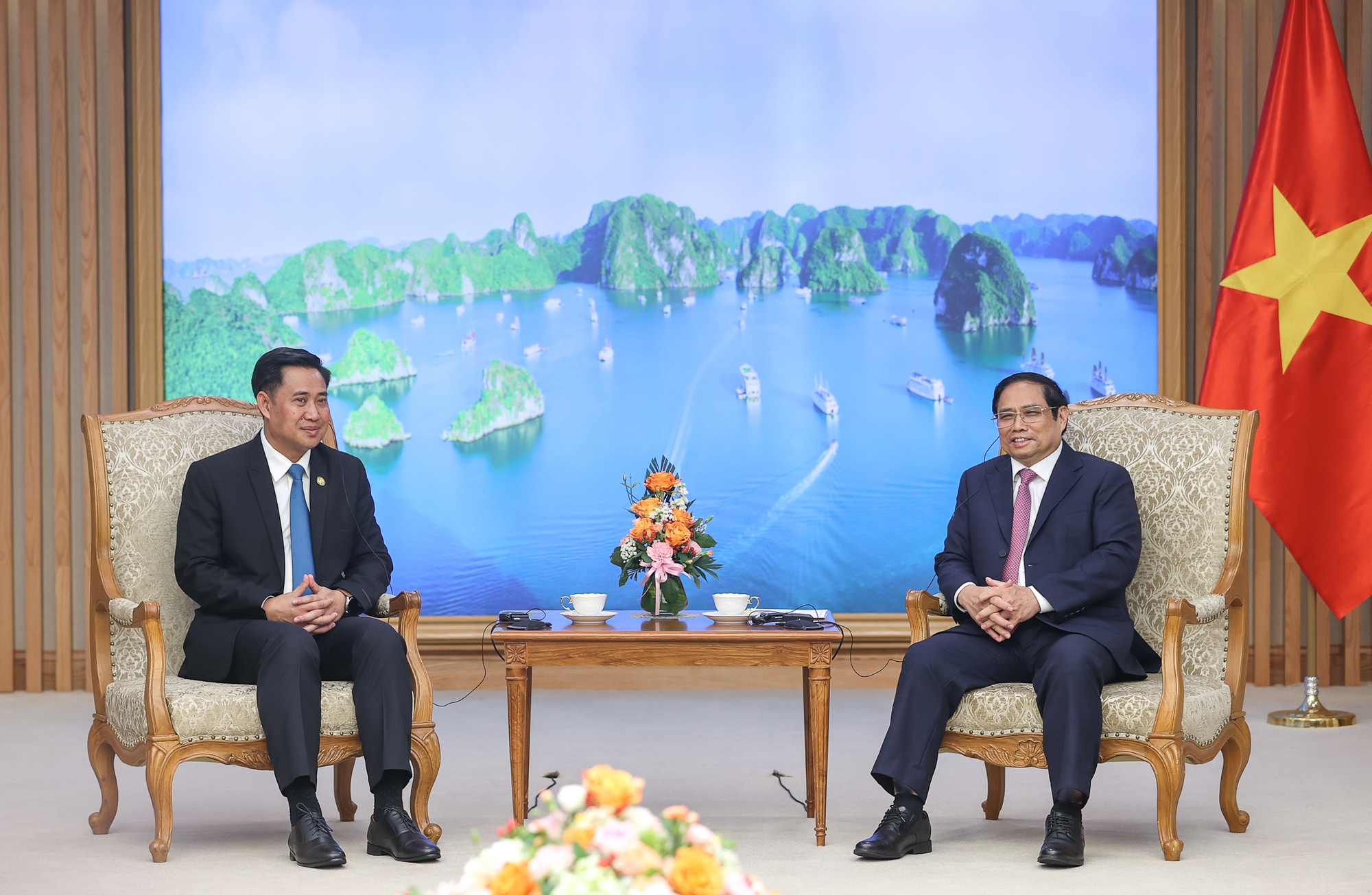 Thủ tướng tiếp Bộ trưởng, Chủ nhiệm Văn phòng Phủ Thủ tướng Lào - Ảnh 2.