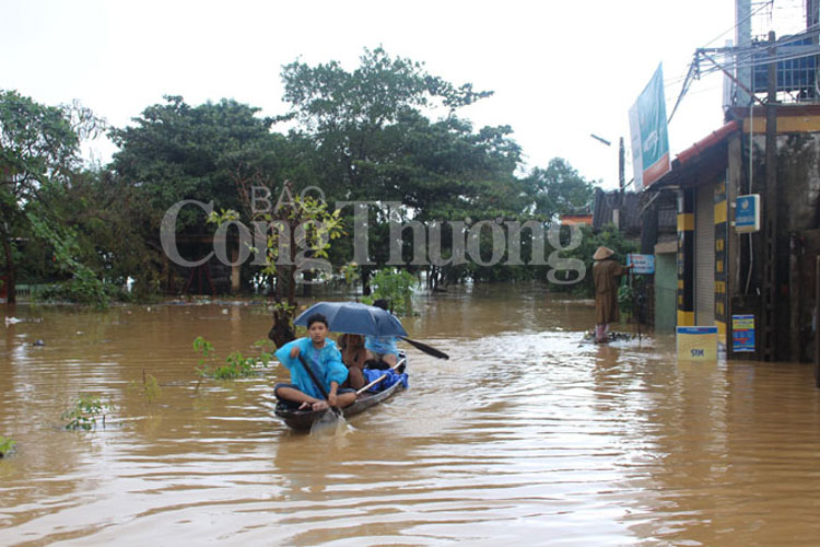 Phó Thủ tướng Trịnh Đình Dũng chỉ đạo khắc phục hậu quả lũ lụt ở miền Trung