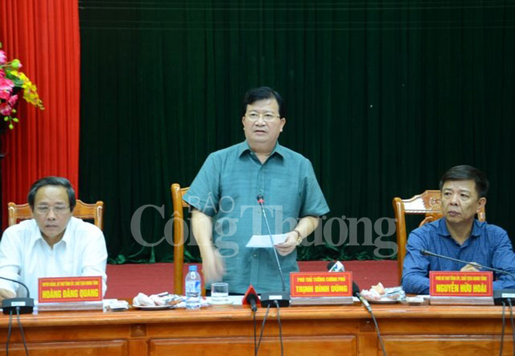 Phó Thủ tướng Trịnh Đình Dũng chỉ đạo khắc phục hậu quả lũ lụt ở miền Trung
