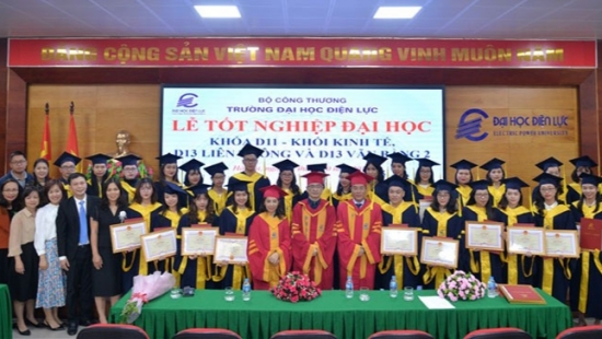 Trường Đại học Điện lực trao bằng tốt nghiệp cho sinh viên khối kinh tế
