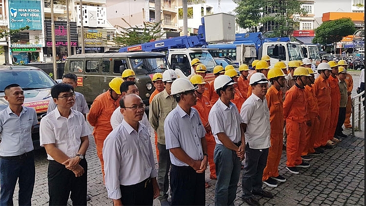 Điện lực Khánh Hòa ra quân hỗ trợ khôi phục lưới điện 2 tỉnh Quảng Ngãi, Quảng Nam sau bão số 9