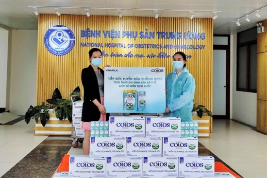 50.000 sản phẩm dinh dưỡng được Vinamilk ColosGold trao tặng cho con em y bác sĩ tuyến đầu