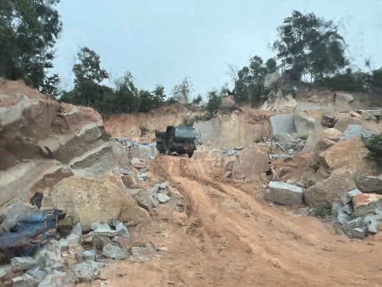 Vụ xe tải ùn ùn chở đá lậu ở Khánh Hòa: Lập hội đồng kỷ luật Chủ tịch xã