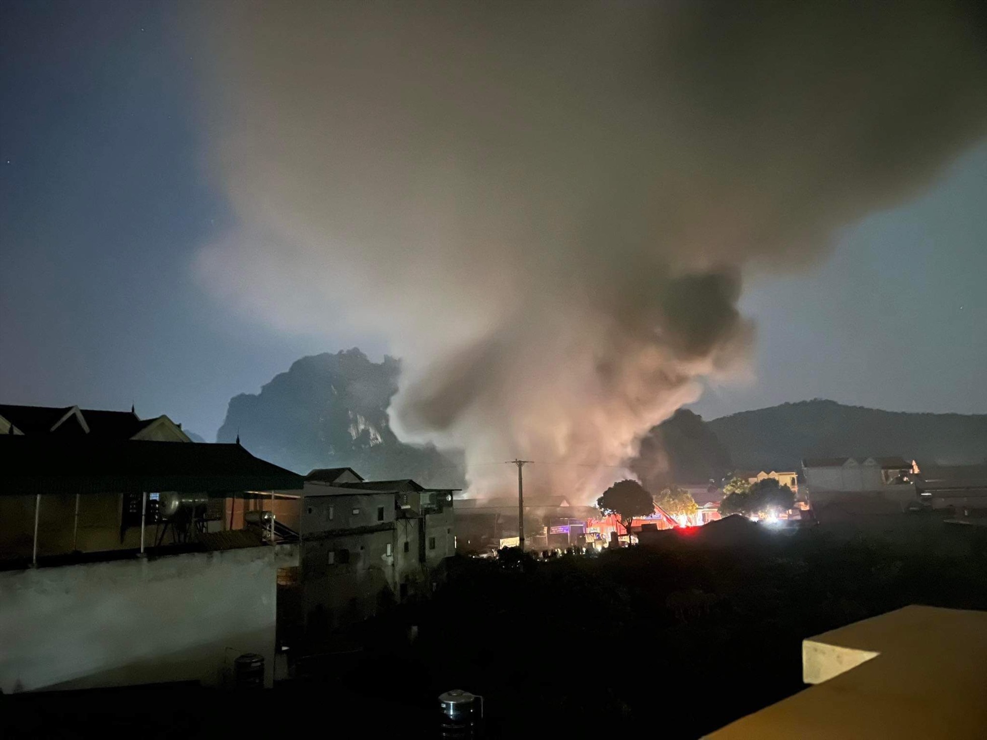 Cháy lớn kho hàng trong đêm ở Sơn La, ước tính thiệt hại hàng chục tỉ đồng