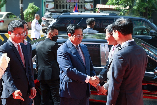 Thủ tướng chính phủ Phạm Minh Chính đến thăm và làm việc tại Metfone – thương hiệu thuộc công ty thành viên của Tập đoàn Viettel tại Campuchia.