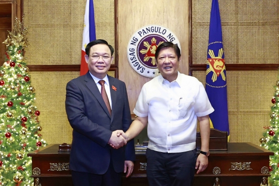 Chủ tịch Quốc hội Vương Đình Huệ hội kiến Tổng thống Philippines