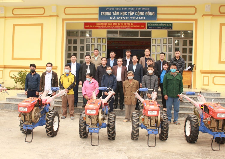VEAM – Trao tặng máy nông nghiệp cho nông dân nghèo ở Tuyên Quang